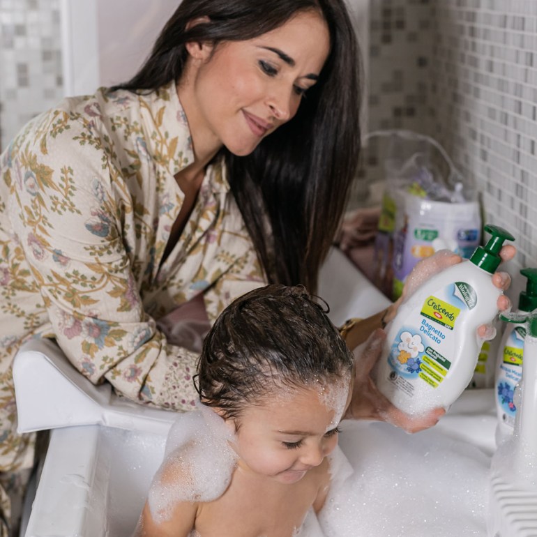 Beatrice e Alessia durante il bagnato con i detergenti della linea Crescendo Baby di COOP