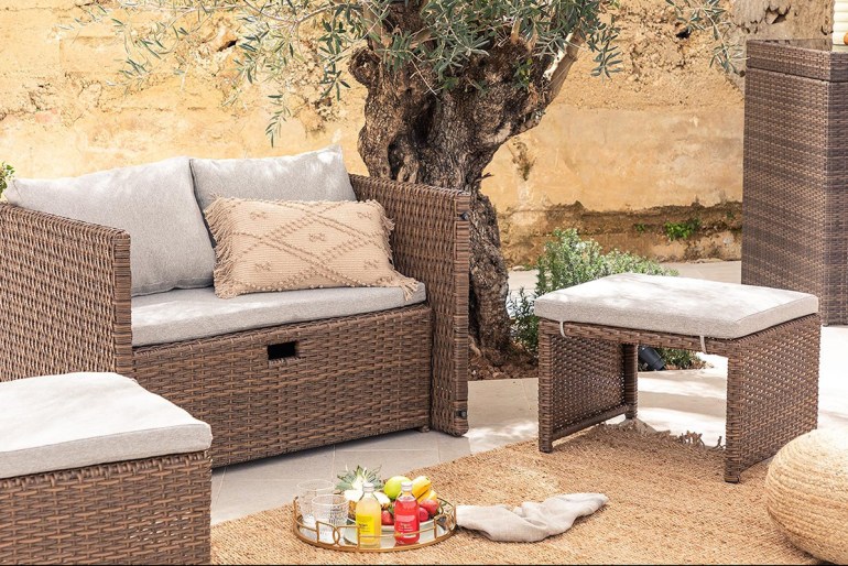 Idee di design per arredare il terrazzo in stile mediterraneo